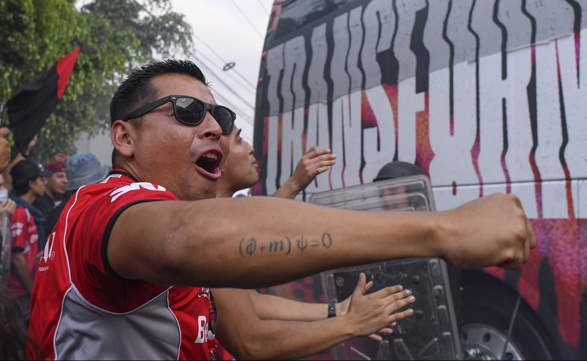 Entre rocazos y agresiones, así llegaron los Pumas al Estadio Jalisco