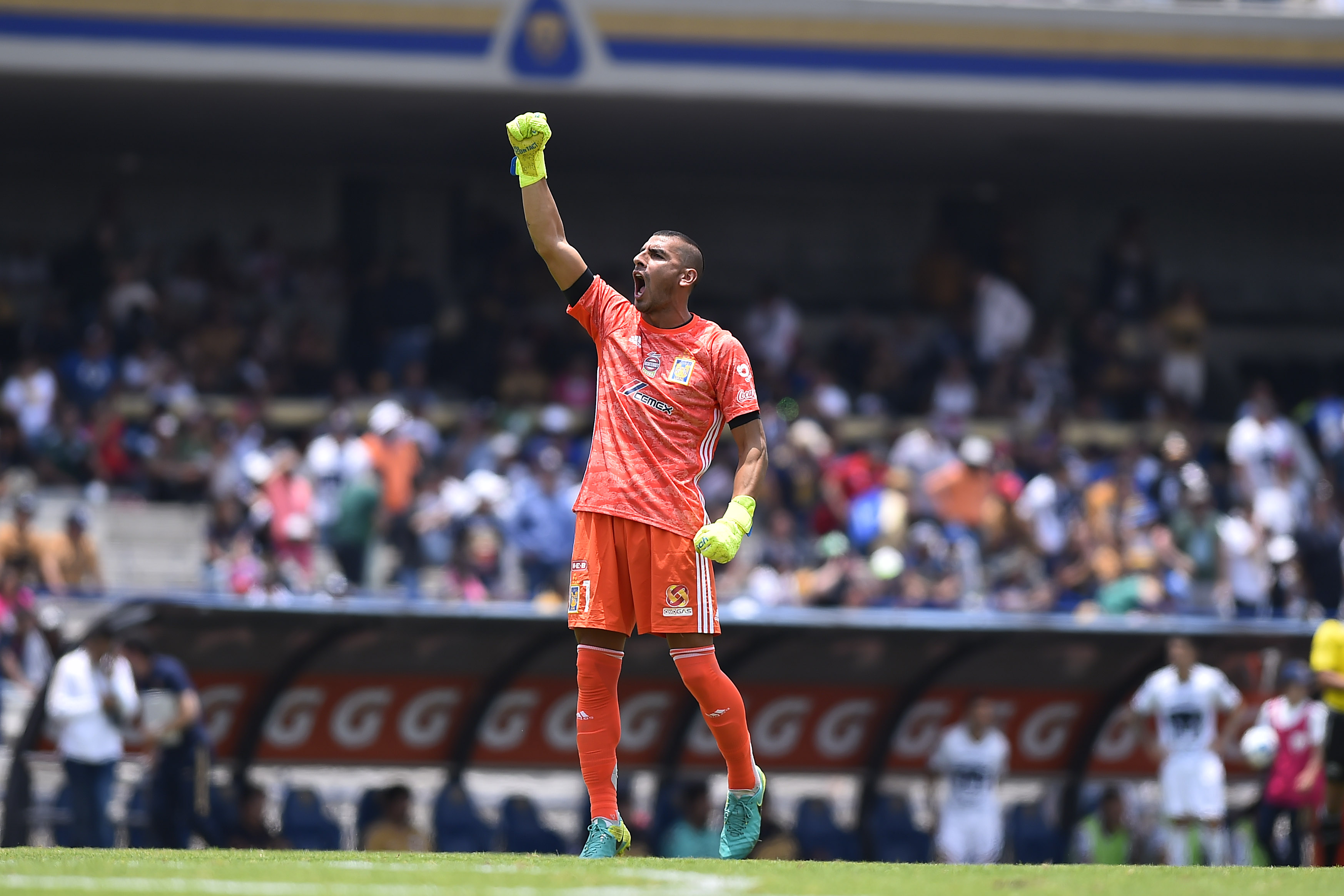 Nahuel Guzmán agrede a aficionados tras la eliminación de Tigres