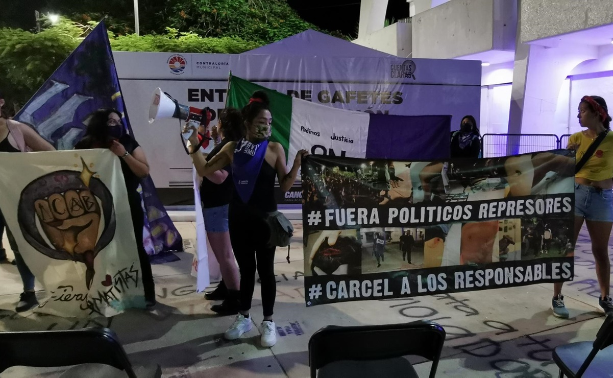 Víctimas del 9N irrumpen en develación de monumento alusivo a represión policial en Cancún