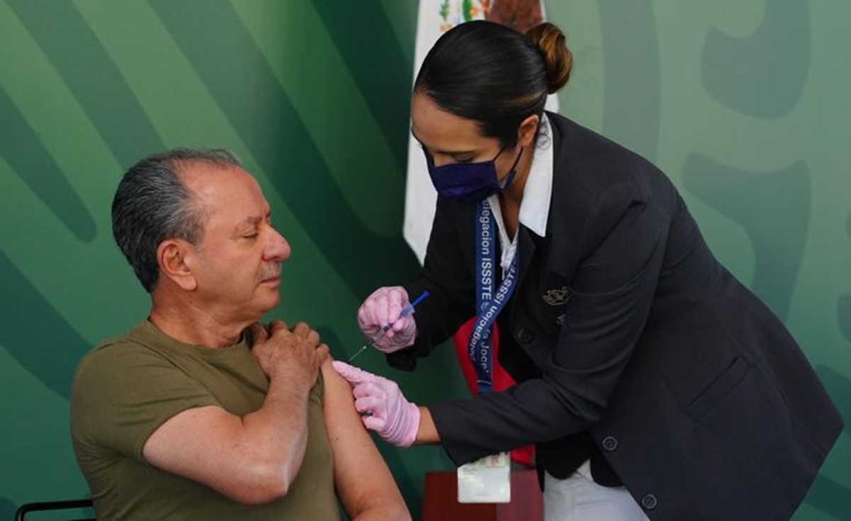 AMLO e integrantes de su gabinete reciben refuerzo de vacuna contra Covid-19