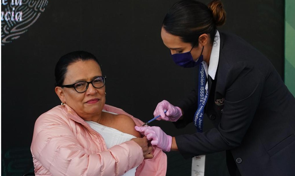 AMLO e integrantes de su gabinete reciben refuerzo de vacuna contra Covid-19