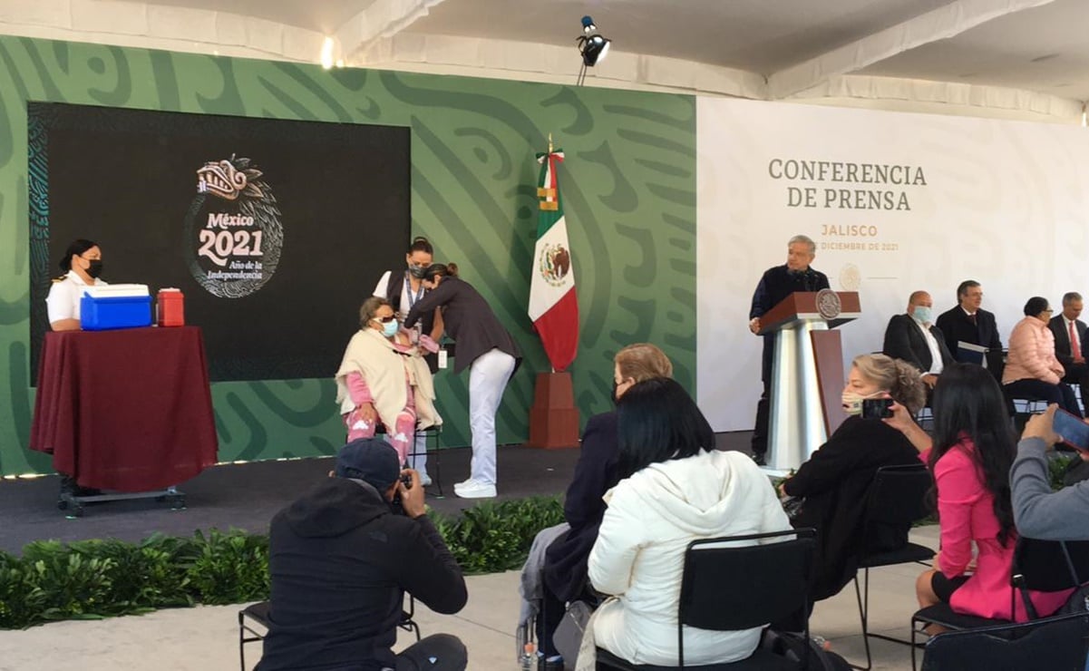 María Guadalupe Díaz de 91 años fue la primera en aplicarse la vacuna ante el presidente López Obrador
