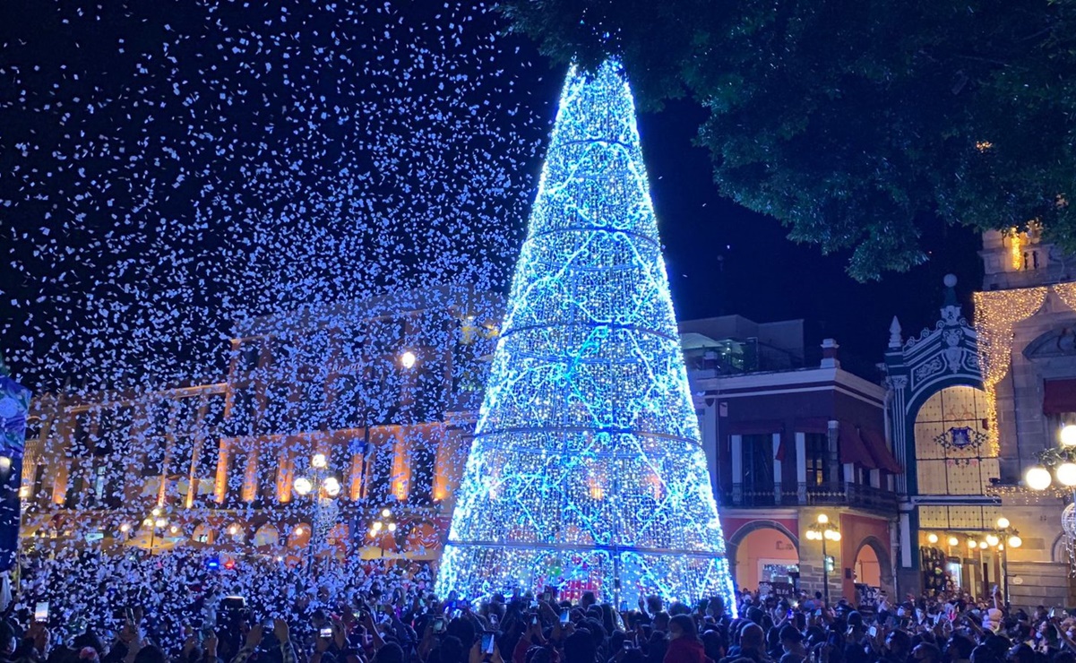 Con árbol monumental, iniciaron celebraciones de “Navidad Contigo” en la ciudad de Puebla