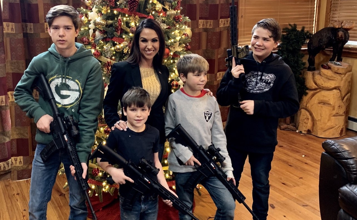 Otra congresista de EU publica foto de sus hijos armados con rifles