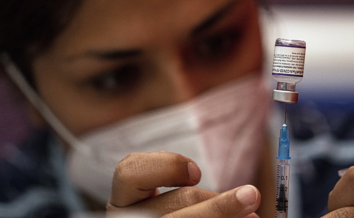 Vacuna antiCovid de Pfizer es "eficaz" contra ómicron tras tres dosis
