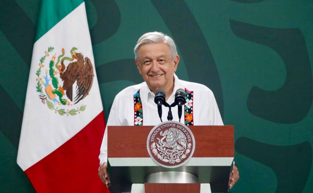 El presidente Andrés Manuel López Obrador ofrece la mañanera desde Villahermosa, Tabasco