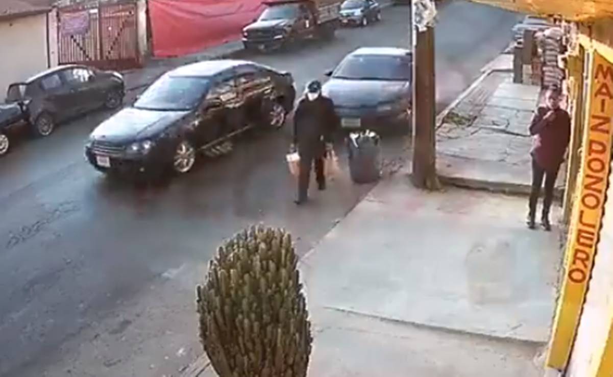 Impactante video: Intentó rebasar otro vehículo y terminó atropellando a un anciano 