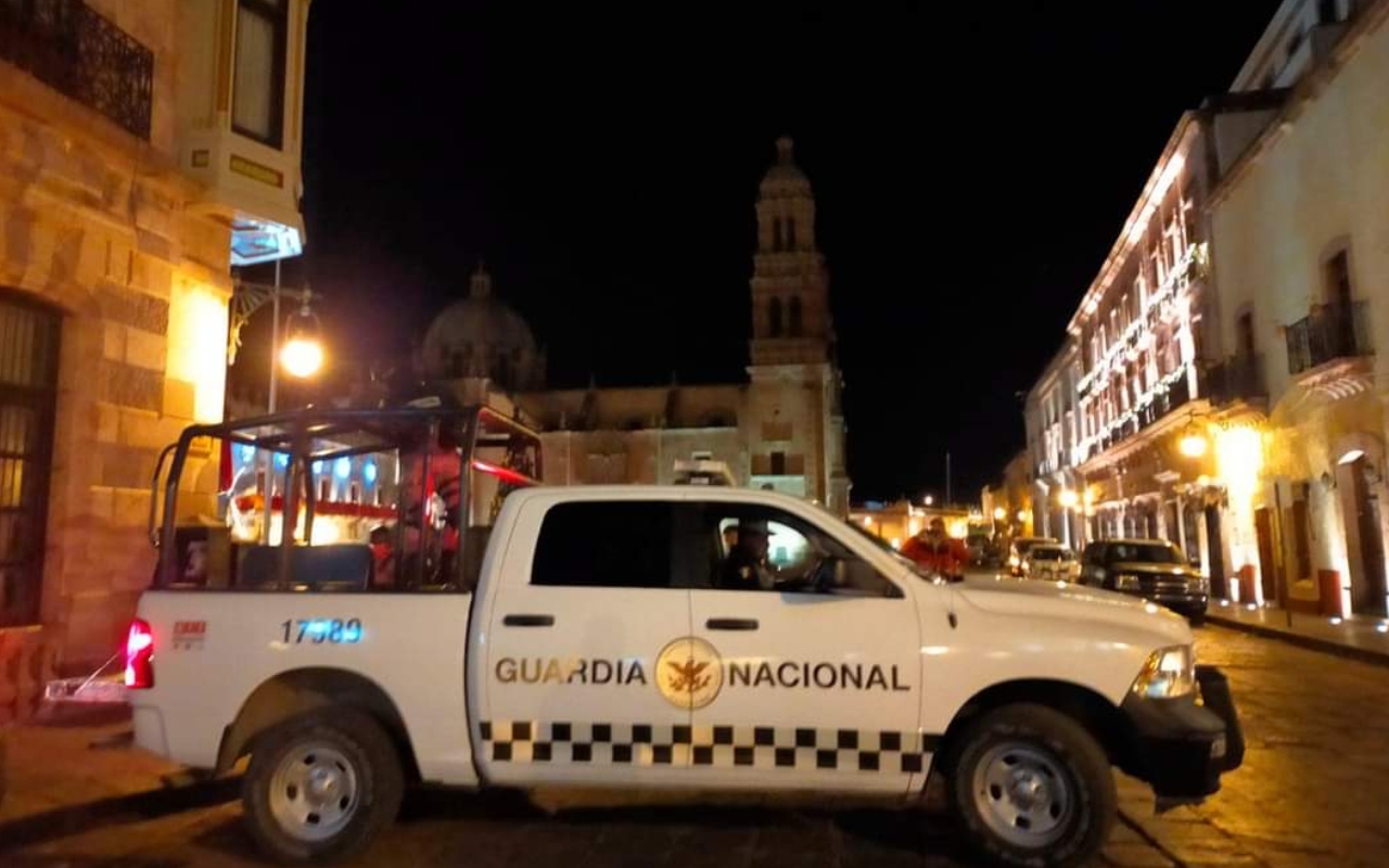 Abandonan camioneta con varios cuerpos afuera del Palacio de Gobierno de Zacatecas
