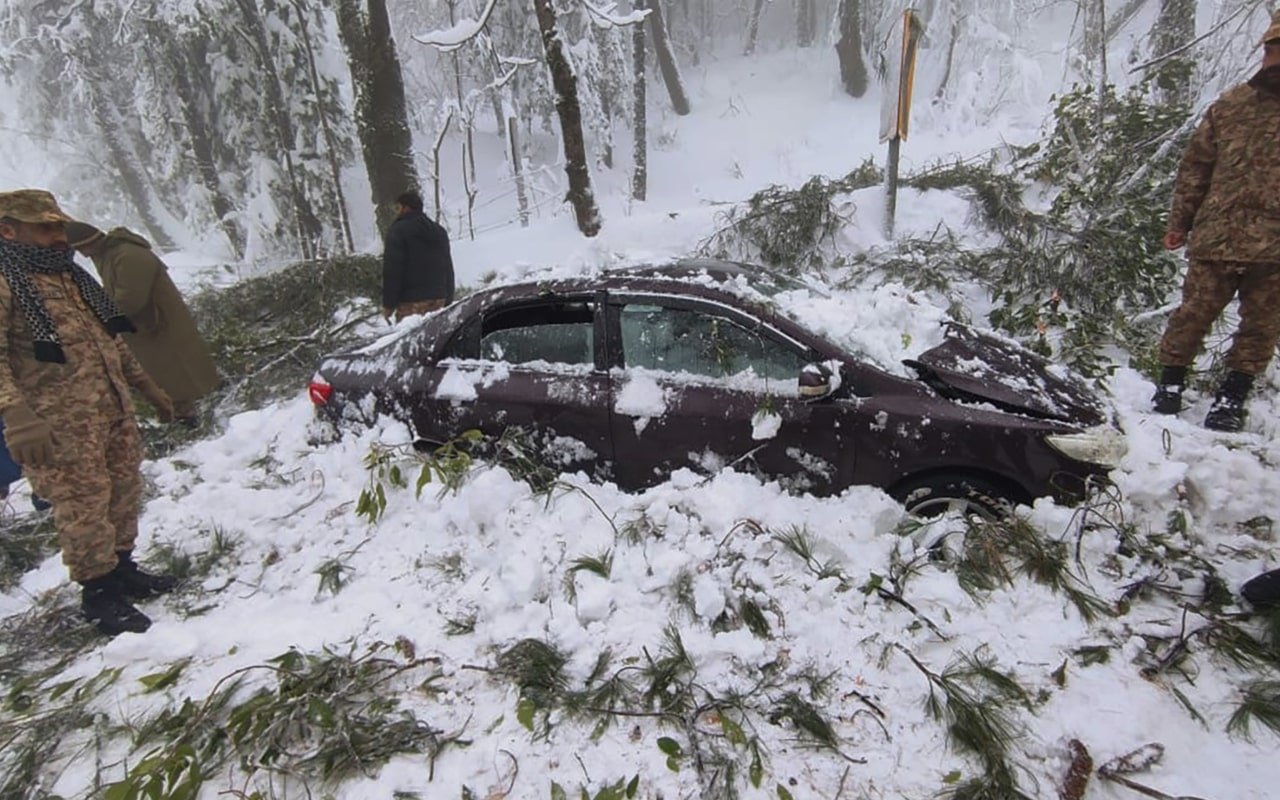 Mueren 21 personas atrapadas en sus autos tras tormenta de nieve en Pakistán 