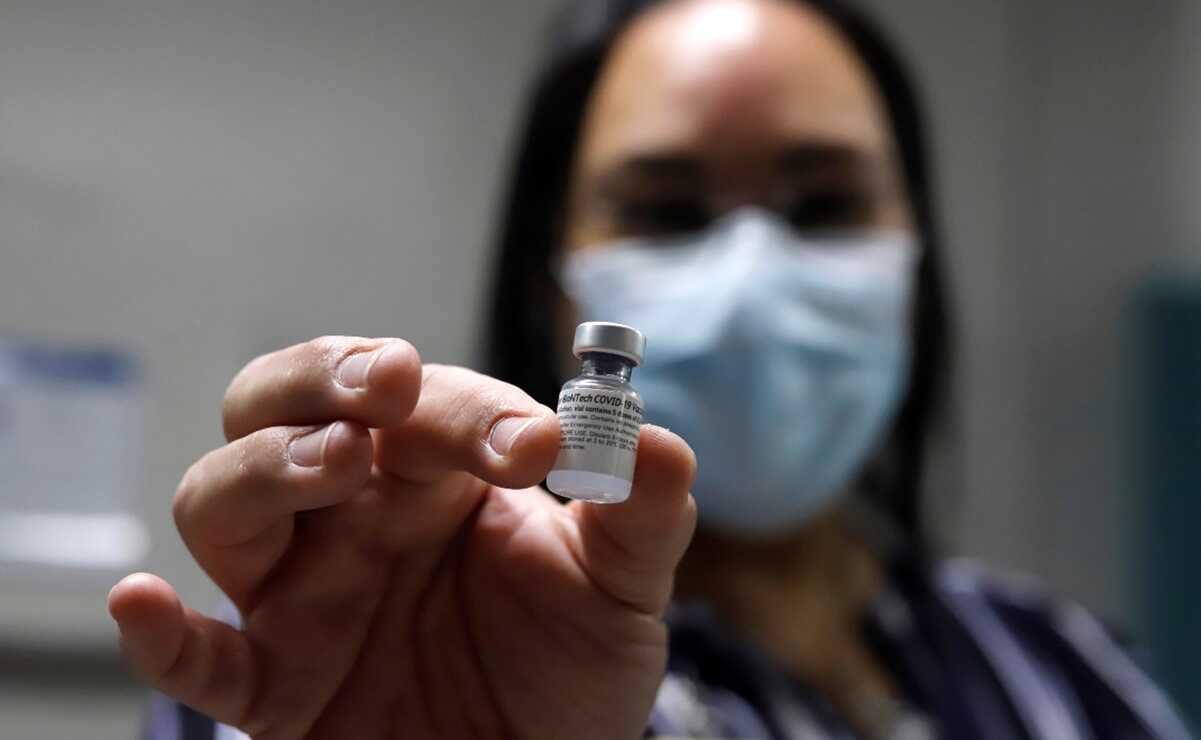 Pfizer evaluará si es necesaria una cuarta dosis para combatir a ómicron