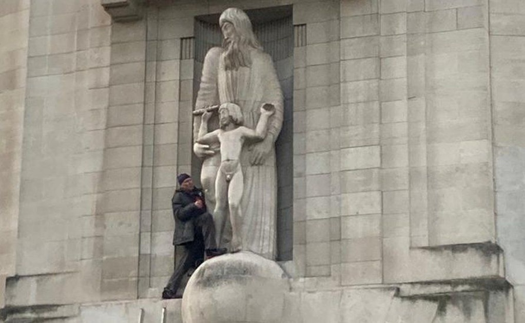 El hombre fue visto golpeando la estatua el miércoles por la tarde.