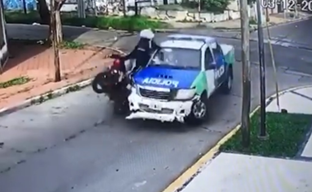 Justiciero embiste con su auto a ladrones en moto