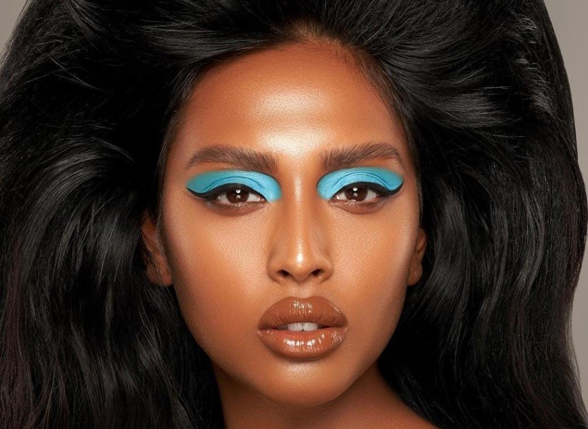 Las sombras azules dominarán las tendencias de maquillaje de 2022