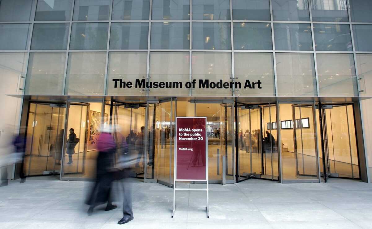 Two women were stabbed inside the Museum of Modern Art in New York;  They evacuated the museum