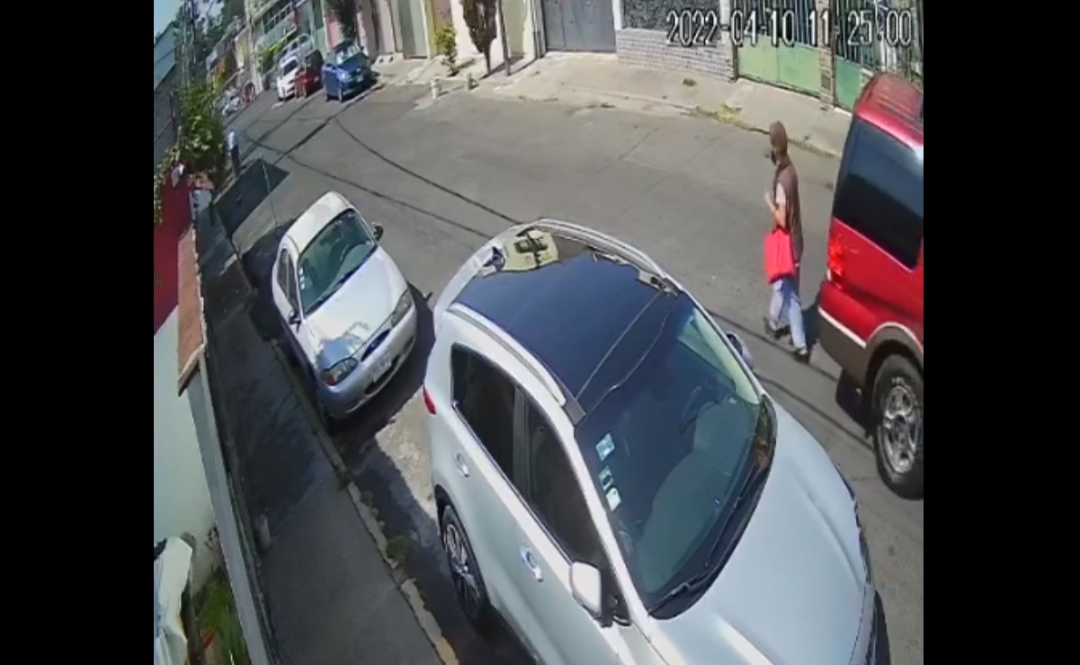 Video. Conductor atropella de reversa a mujer de la tercera edad e intenta darse a la fuga