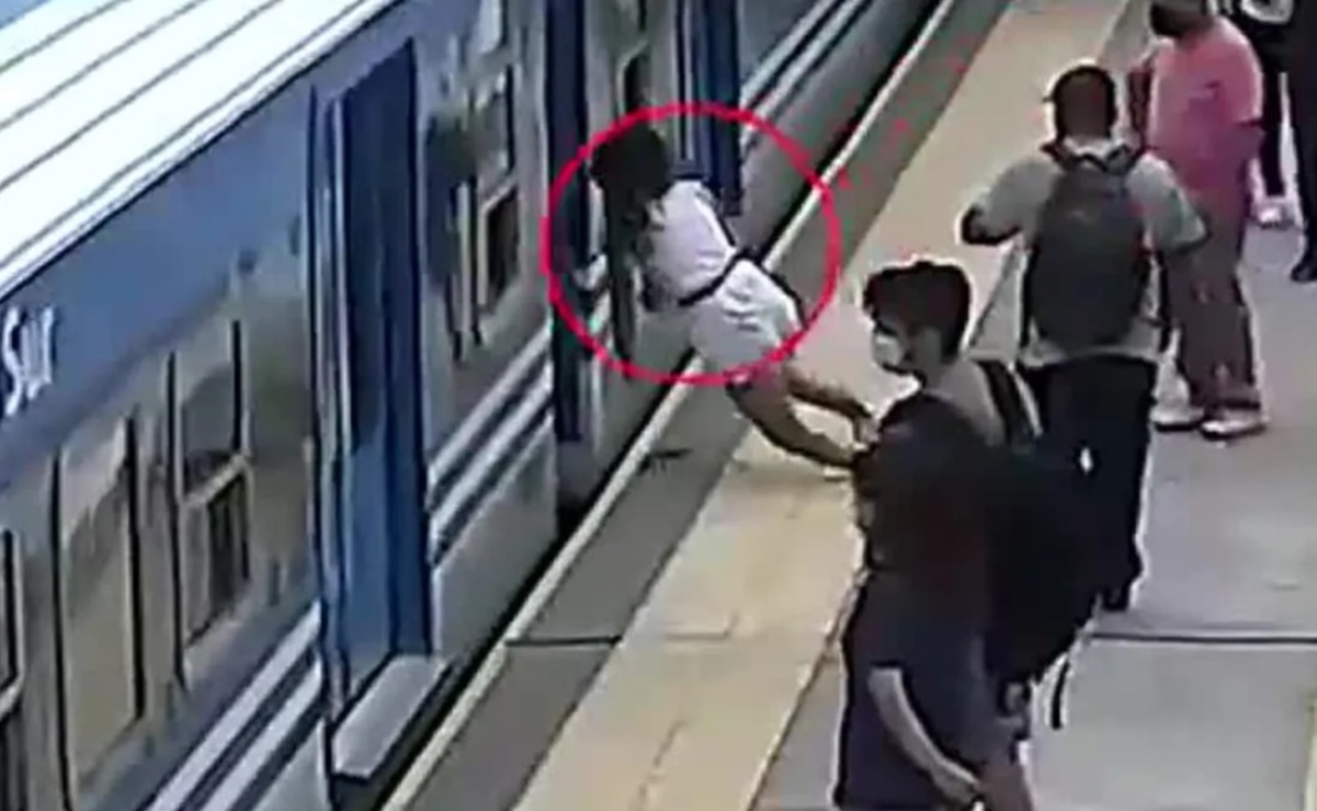Video. Joven se desvanece y cae bajo un tren en movimiento en Argentina