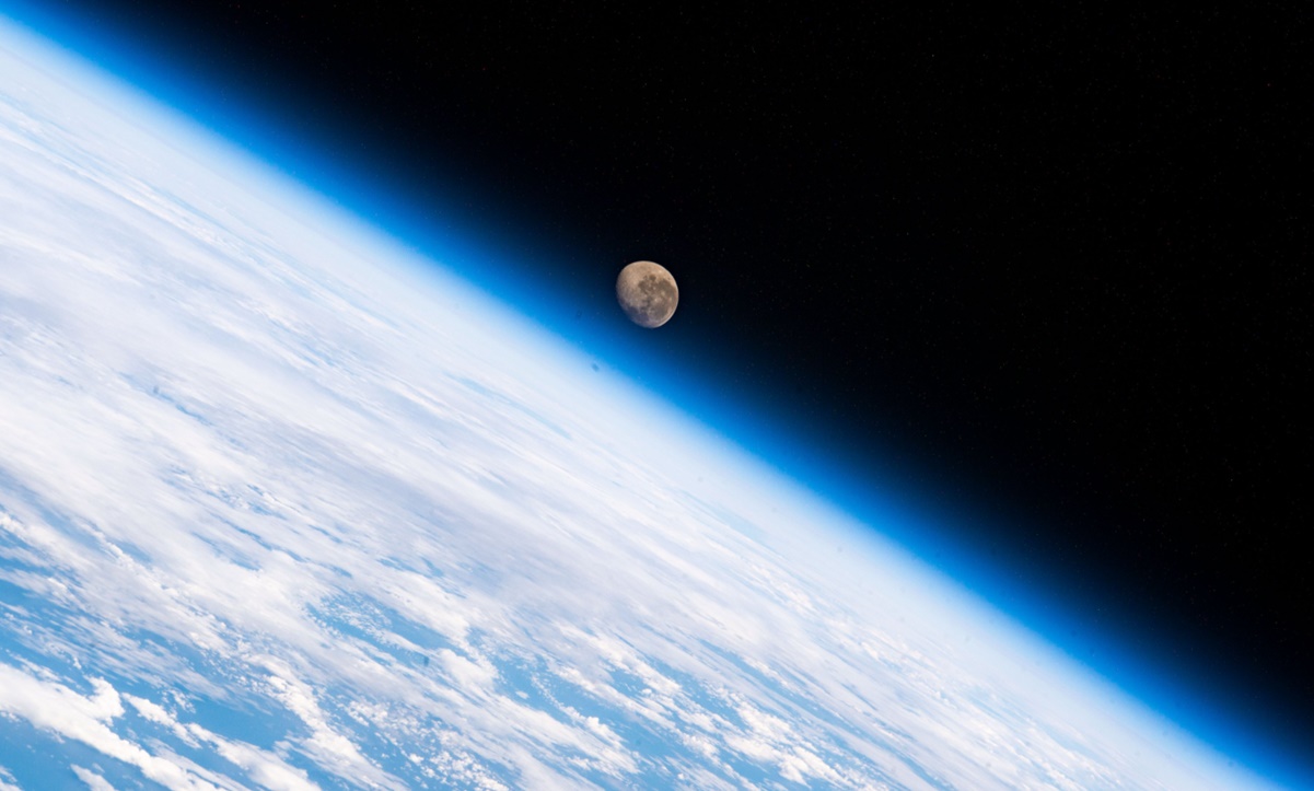 From space, astronauts capture the most impressive faces of the moon