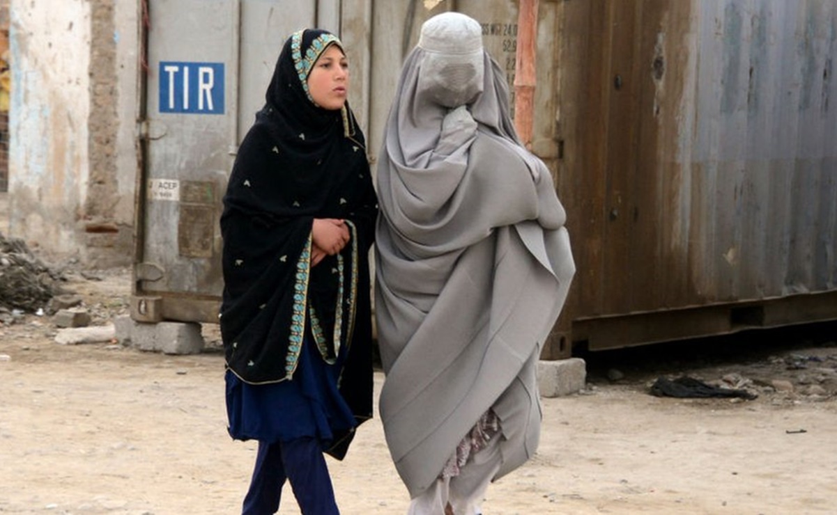 Talibanes obligarán a mujeres afganas a usar velo islámico