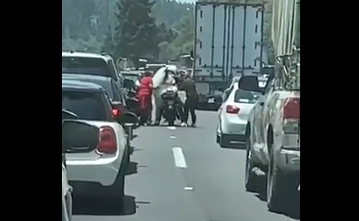 Video. Motociclista da aventón a novia atorada en el tráfico en la México- Toluca
