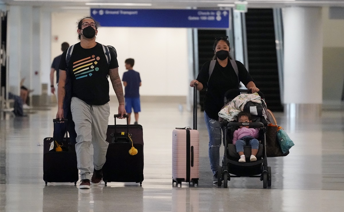Unión Europea dejará de exigir el uso de cubrebocas en vuelos y aeropuertos
