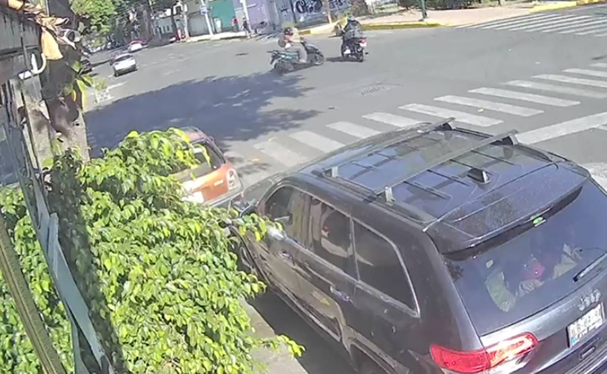 VIDEO impactante choque entre dos motociclistas en la CDMX