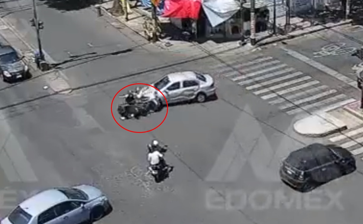 Video. Motociclistas son embestidos por auto al pasarse un alto en Naucalpan