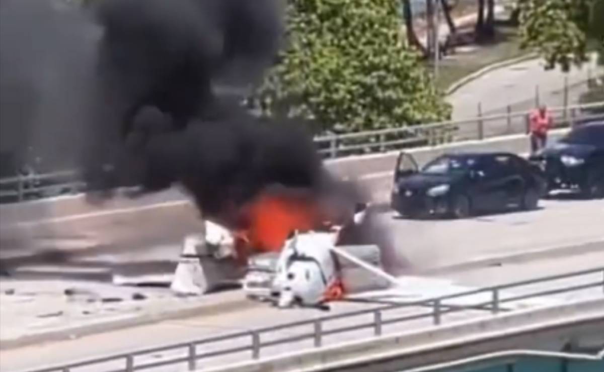 Cae avioneta en un puente de Miami-Beach e impacta un automóvil