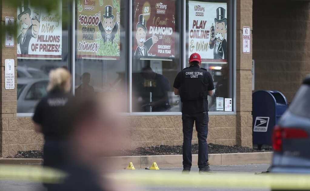 FBI dice que investiga como "crimen de odio" el tiroteo en Buffalo