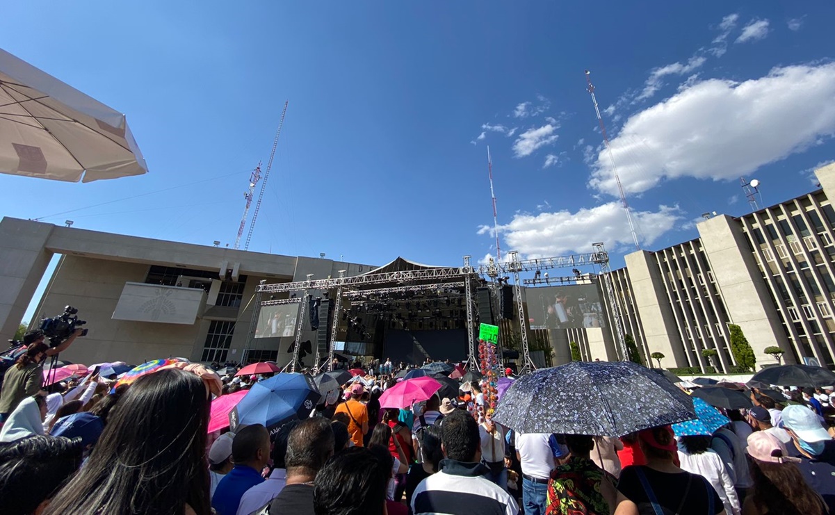 Capitalinos abarrotan explanada de la Cuauhtémoc por concierto de Los Ángeles Azules