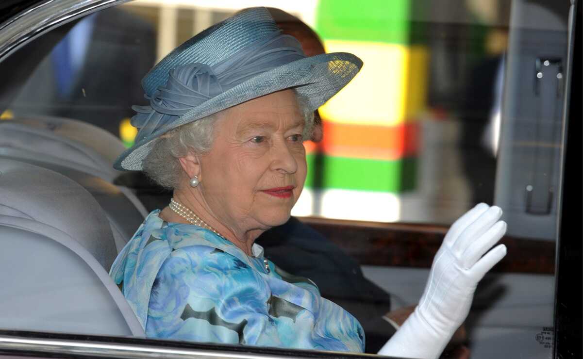 Tras problemas de salud, la Reina Isabel sorprende y aparece para inaugurar línea de metro en Londres