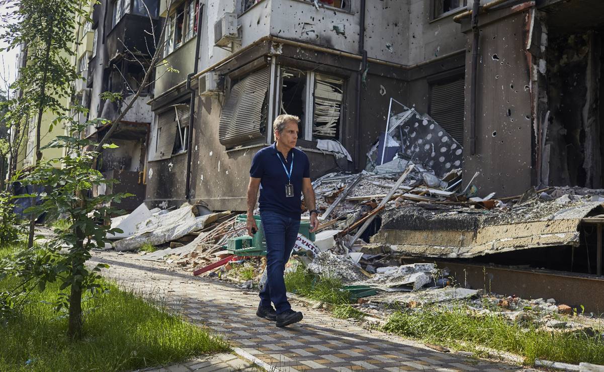 ben stiller  - Ben Stiller camina entre las ruinas de Ucrania por la guerra