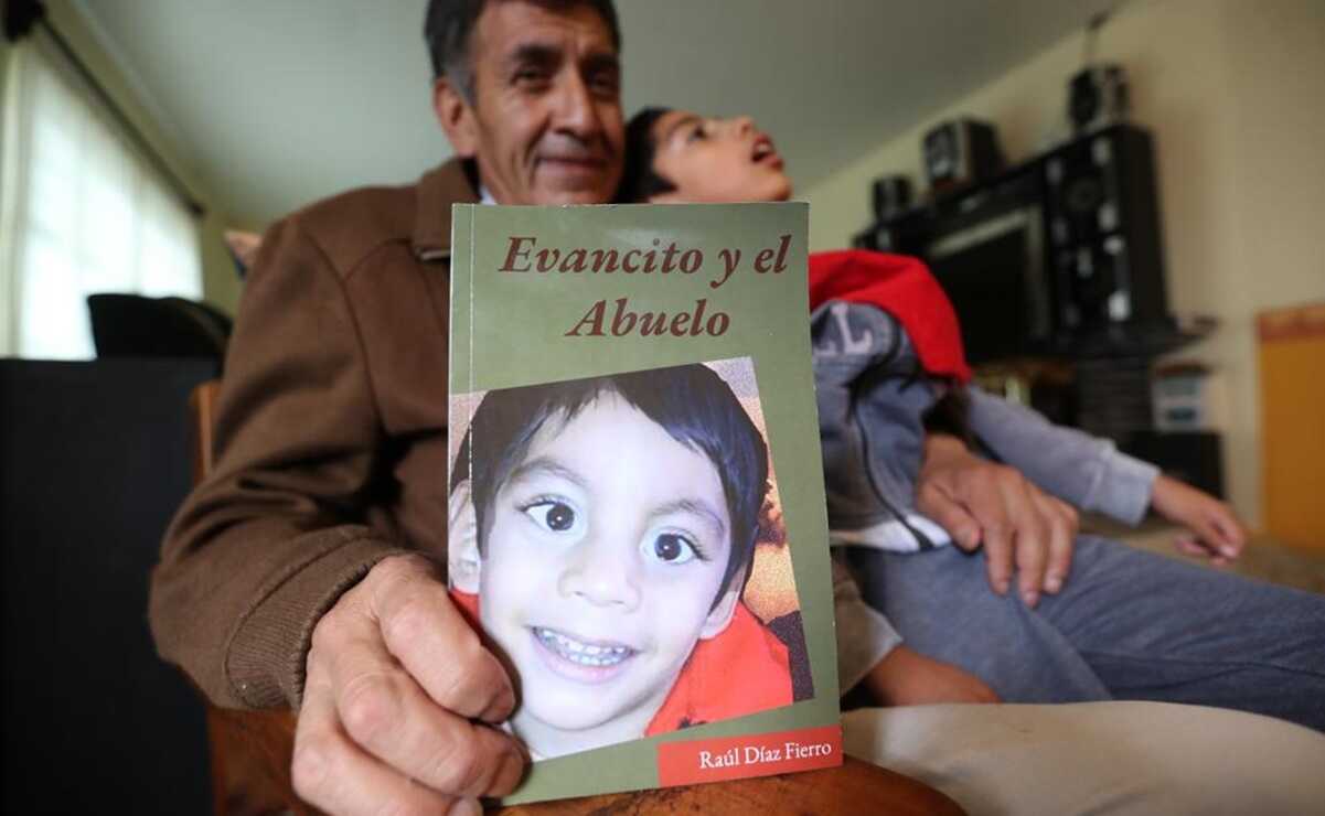 Abuelito escribió y vende libro de las charlas imaginarias con su nieto Evan,  que vive con parálisis cerebral