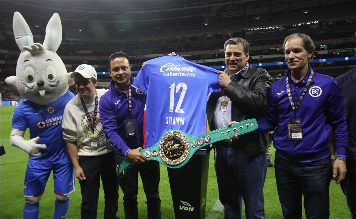 Cruz Azul receives a green and gold belt from the WBC for its 95 years of history