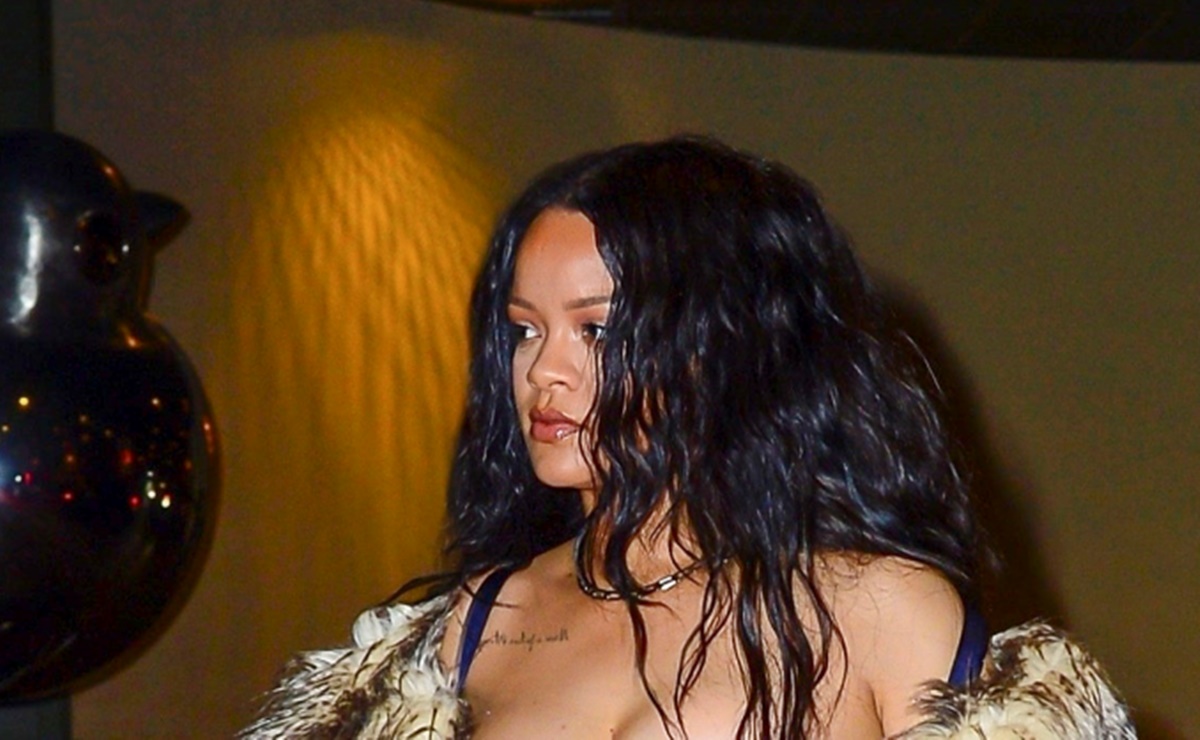 Rihanna luce sus curvas con ajustado top strapless en Nueva York