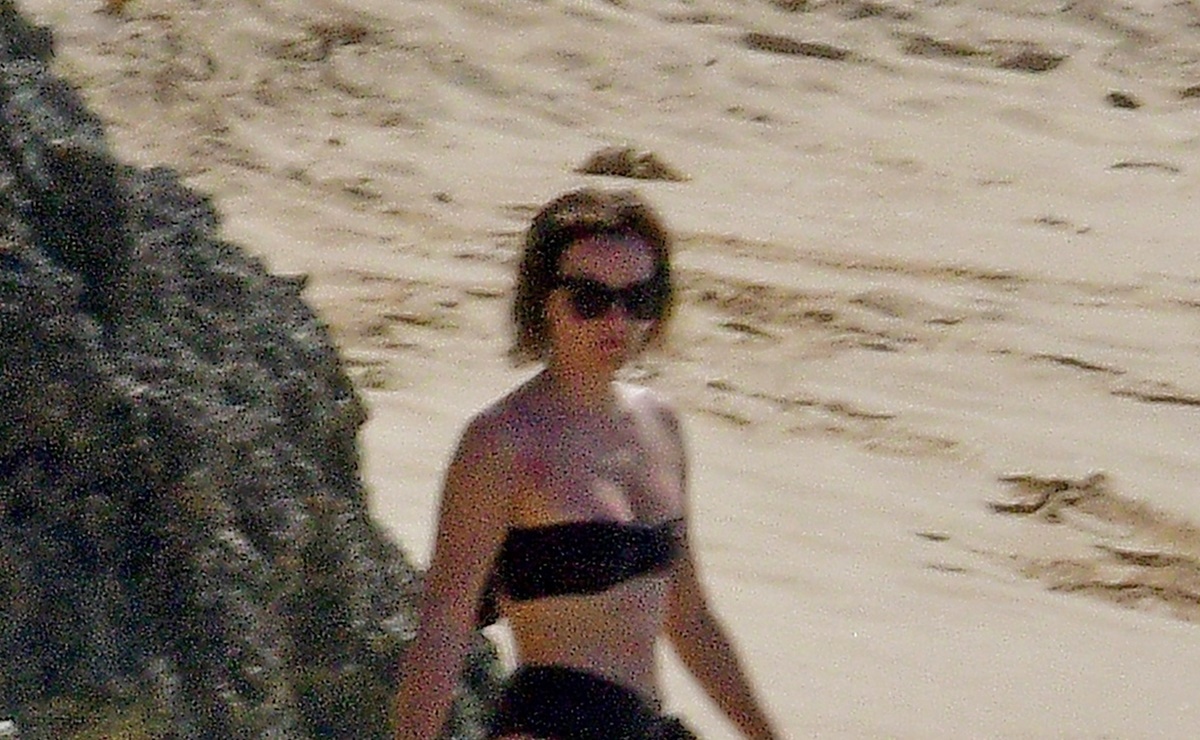 Emma Watson presume figura de impacto en Barbados con bikini