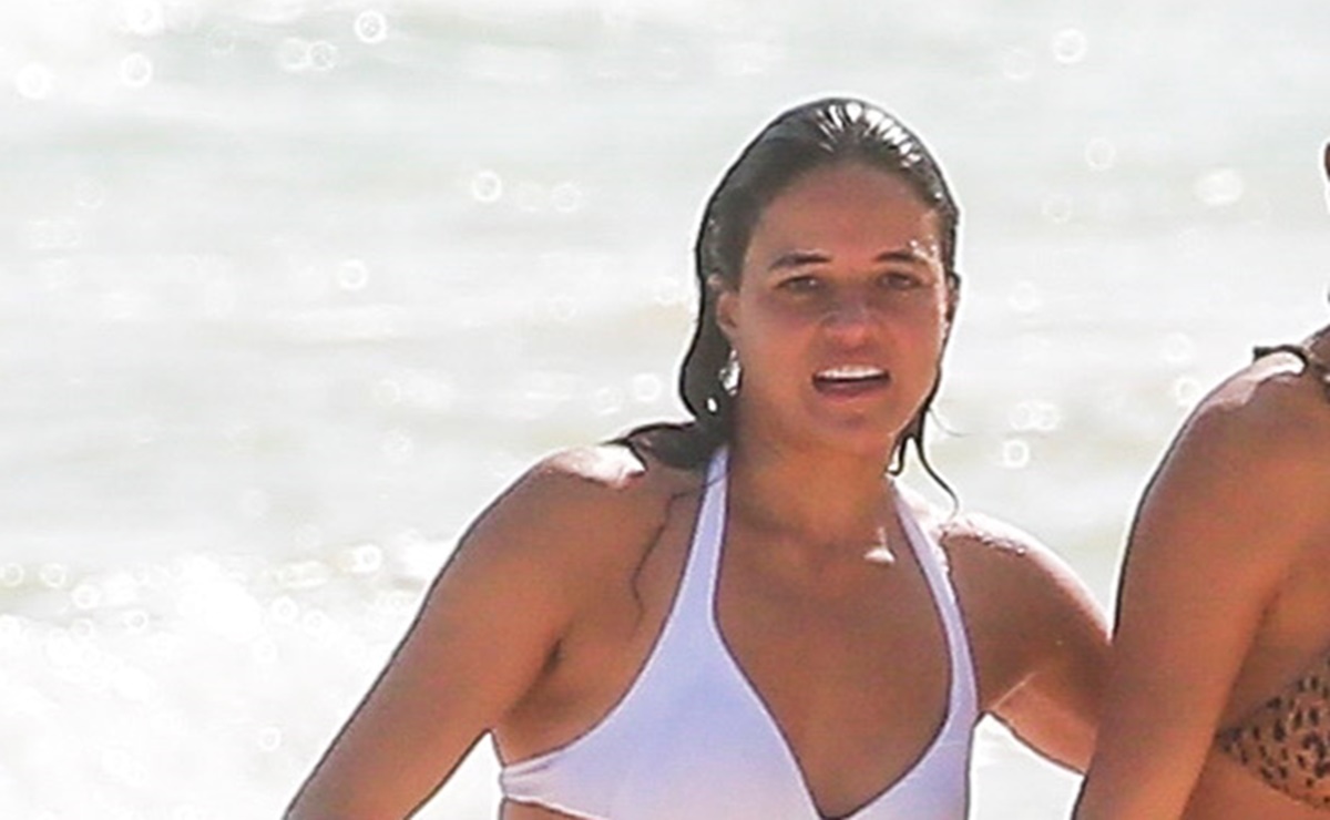 Michelle Rodriguez sorprende con diminuto bikini junto a modelo en Tulum