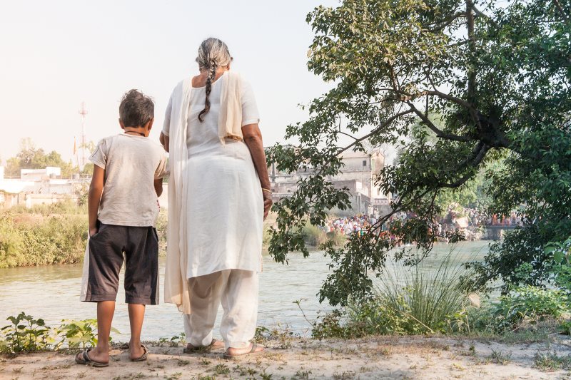 Pareja de adultos mayores demanda a su hijo por no darle nietos en la India