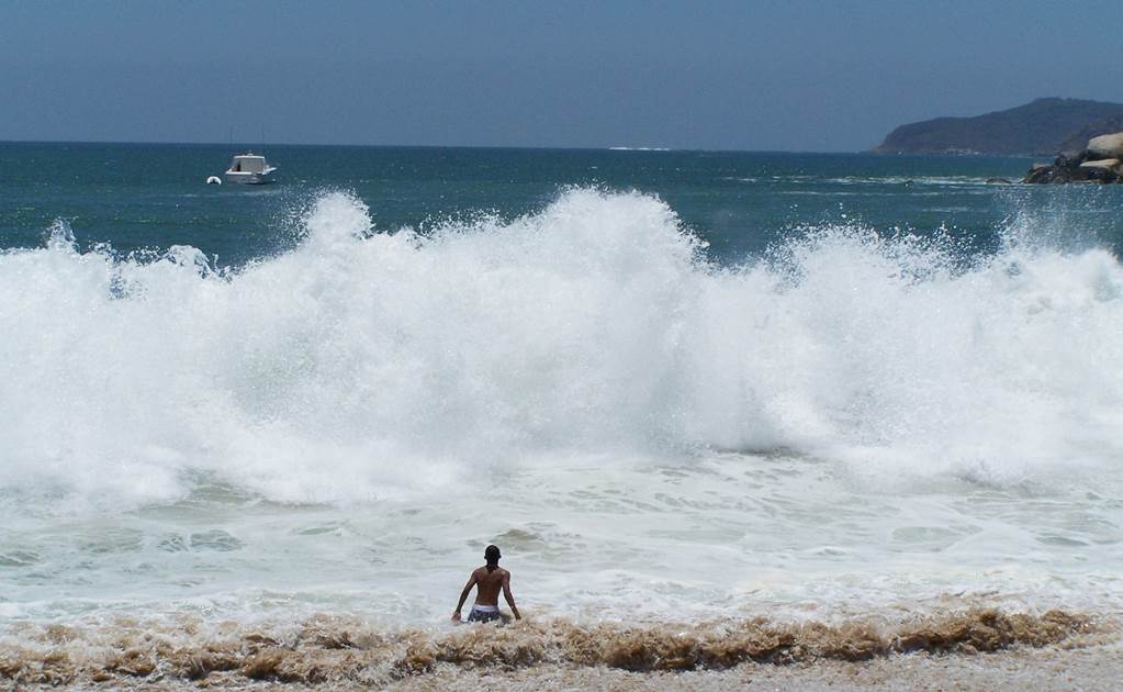 Advierten olas de hasta 4 metros por Mar de Fondo; Huatulco suspende actividades