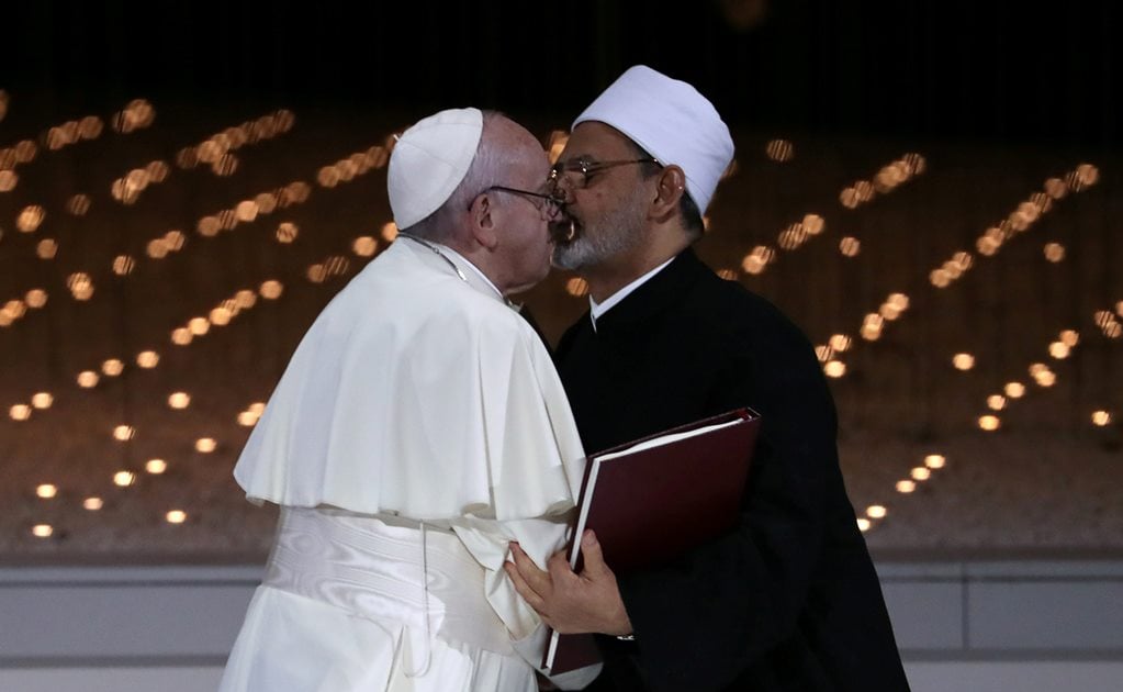 Con beso, Papa y el imán de Al-Azhar sellan pacto de fraternidad