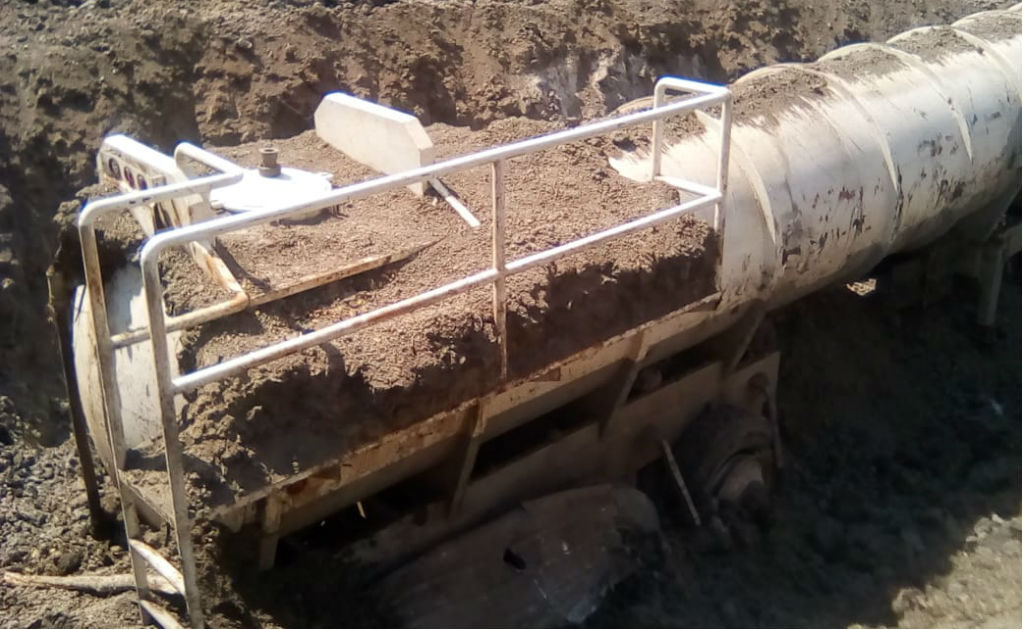 Tanque cisterna enterrado con combustible robado