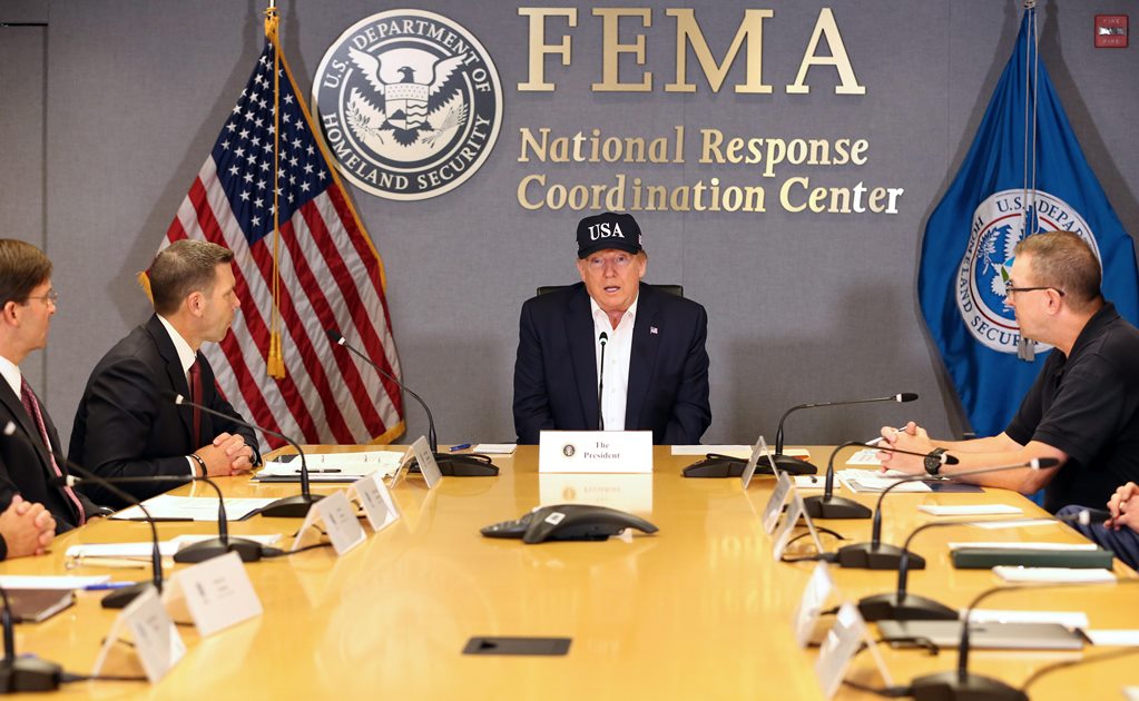 Resultado de imagen para Trump en el Centro Nacional de CoordinaciÃ³n de la Agencia Federal de GestiÃ³n de Emergencias