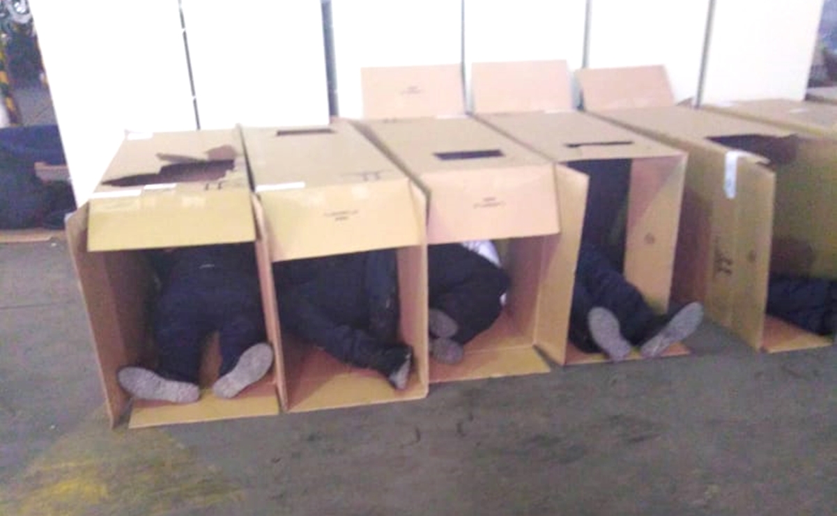 Policías duermen en cajas de cartón por ausentarse a laborar