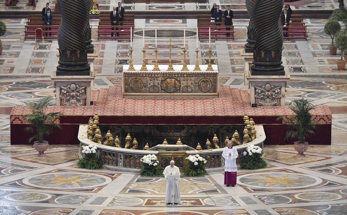El Papa reza en una Plaza de San Pedro vacía para dar indulgencia por coronavirus