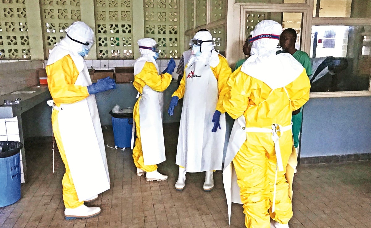 Imagen de archivo de personas con protección por el ébola en el Congo