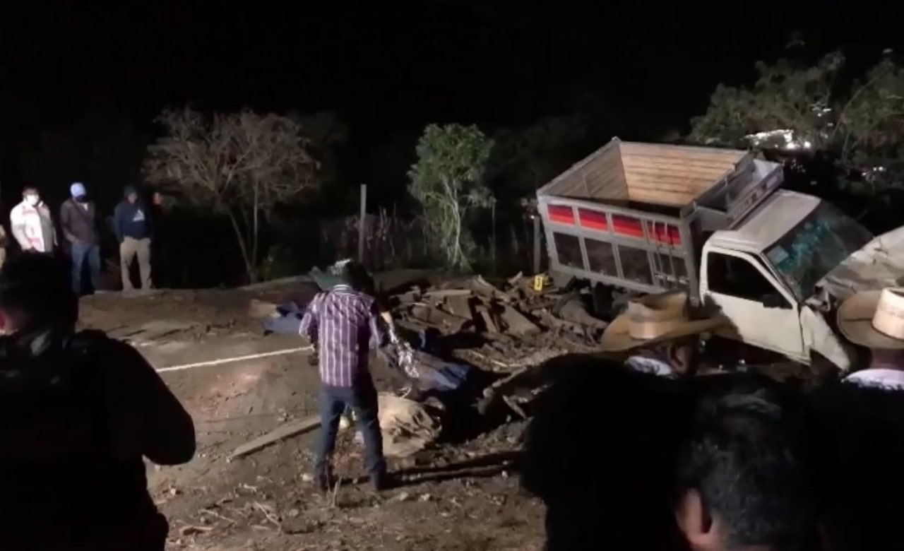 Reportan 4 migrantes muertos y 20 lesionados por volcadura de cami&oacute;n de redilas en Chiapas