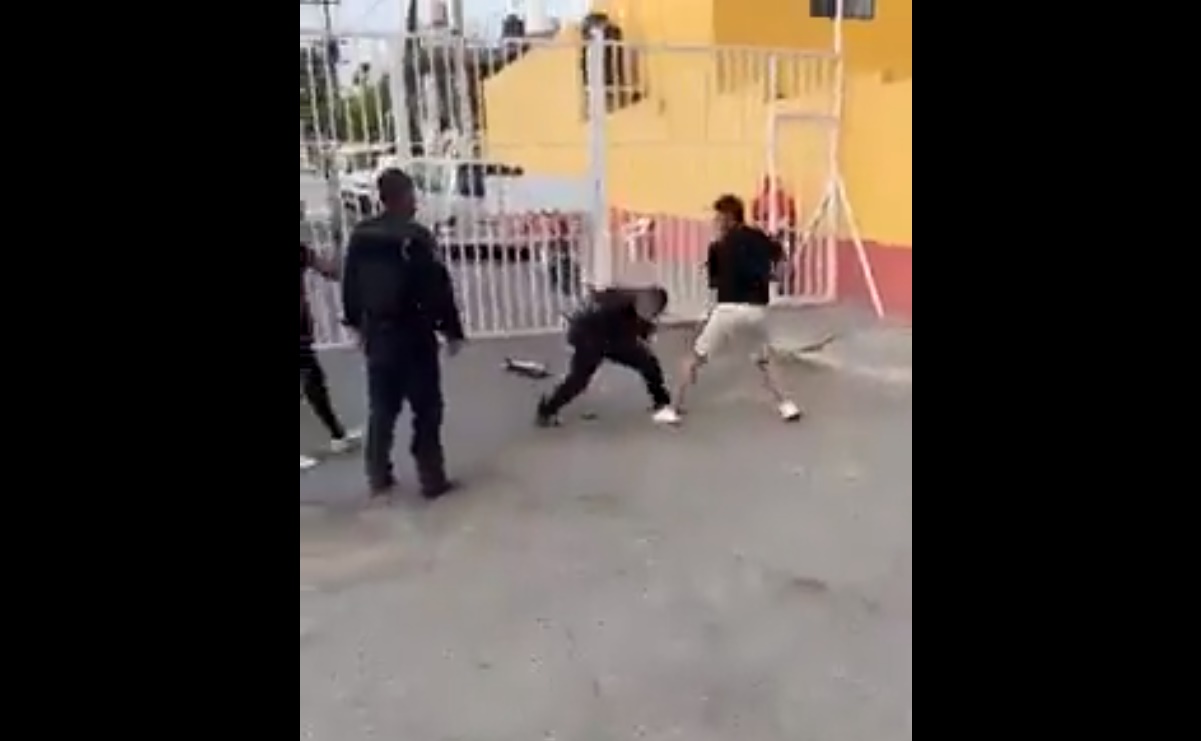 &quot;Ya, ya estuvo&rdquo;. Polic&iacute;a y civil se trenzan a golpes en Ecatepec