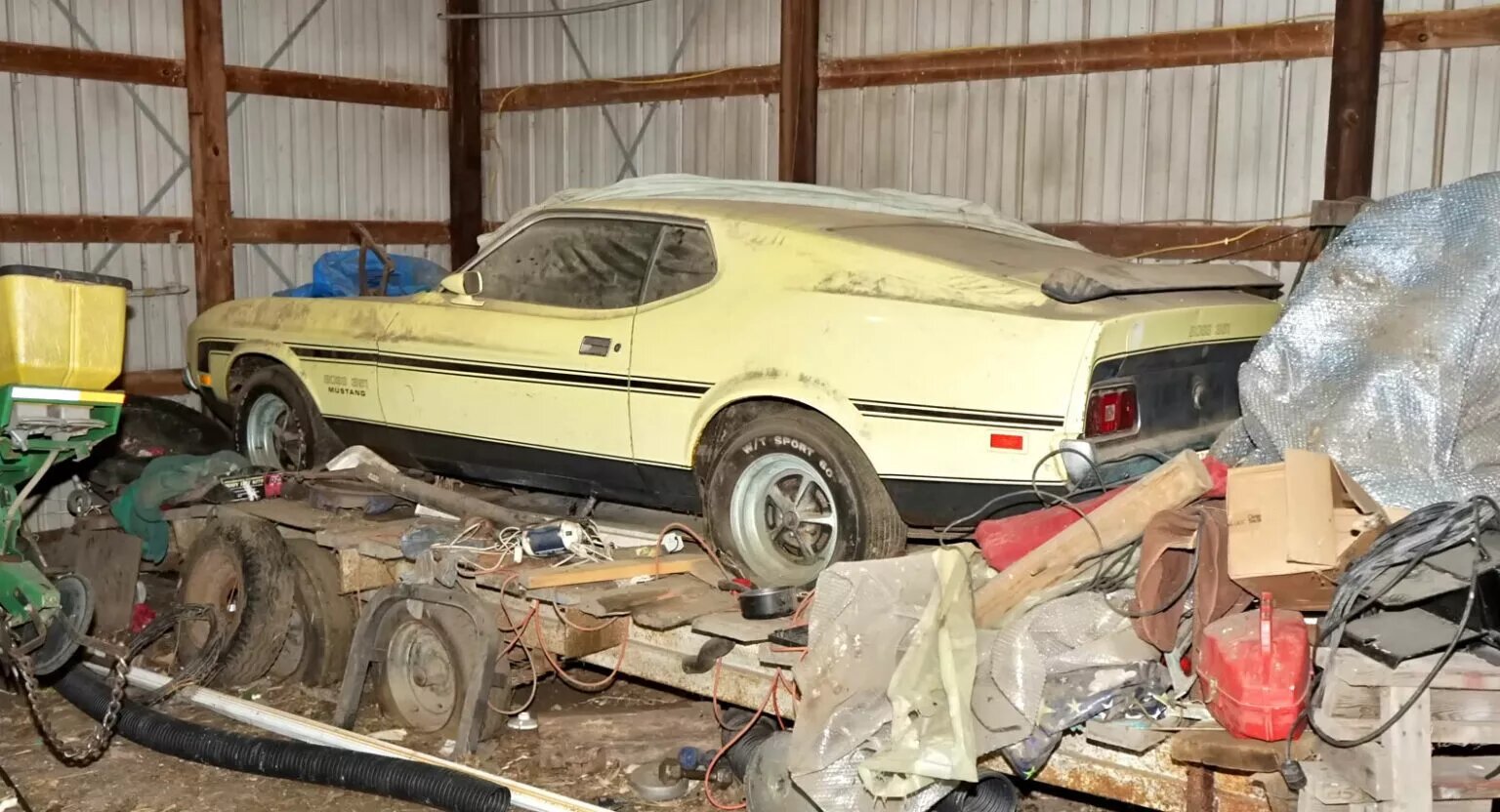 Ford Mustang Abandonado