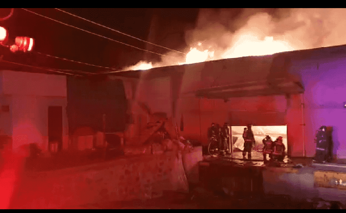 Se registra fuerte incendio en bodega de material en Puebla