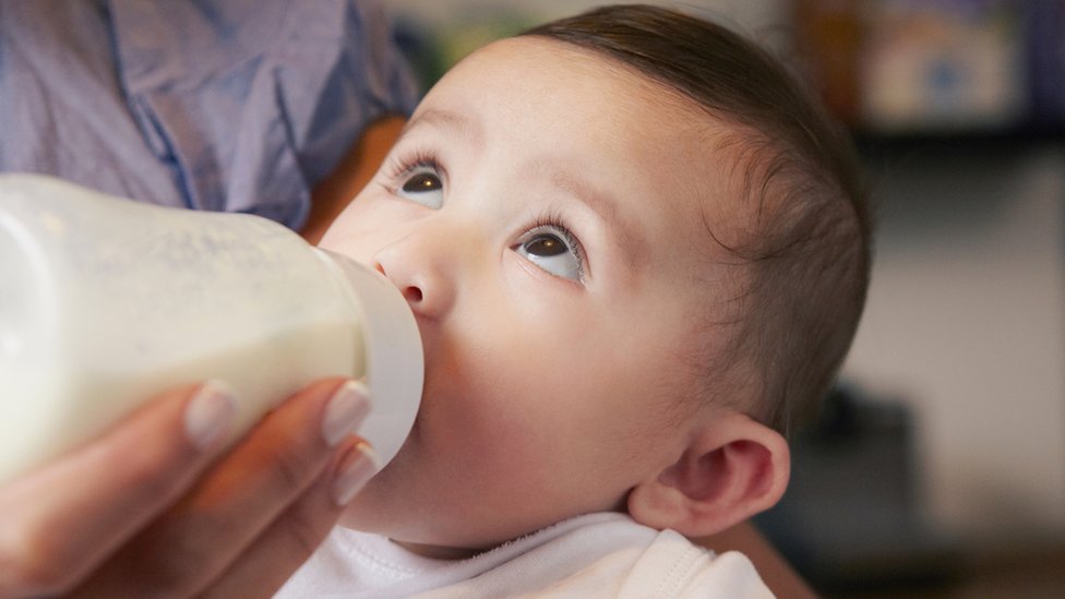 Por qu&eacute; hay una preocupante escasez de leche de f&oacute;rmula para beb&eacute;s en EU