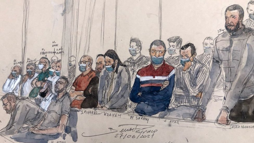 Un bosquejo del juicio muestra a Salah Abdeslam de pie en el extremo derecho, junto con otros 13 acusados